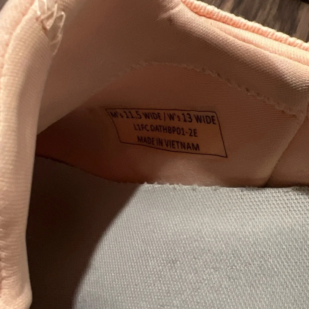 KIZIK ATHENS Peaches N Cream Easy Slip In Sneakers Shoes M's 11.5 Wide/W 13wide